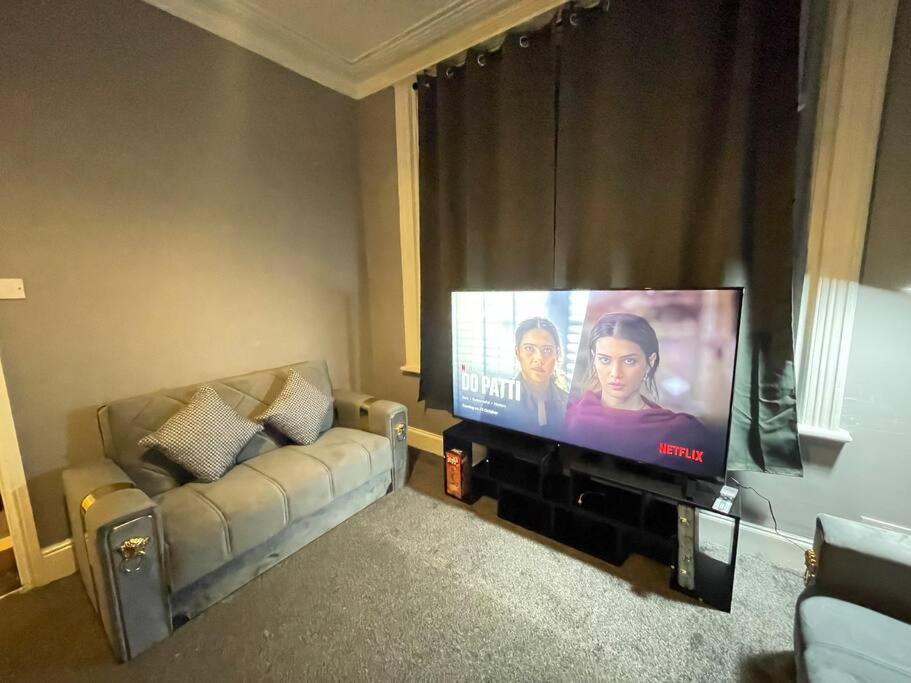 Apartment 30 Percent Off Weekly - 6 Bedroom House - 11 Beds *
